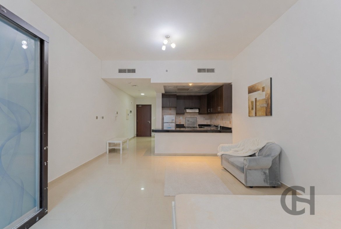Partly furnished studio apartment in C6 Tower Al Reem Island - photo 1
