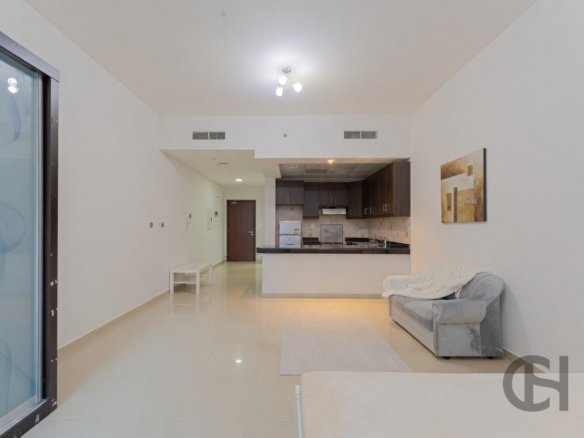Partly furnished studio apartment in C6 Tower Al Reem Island - photo 1