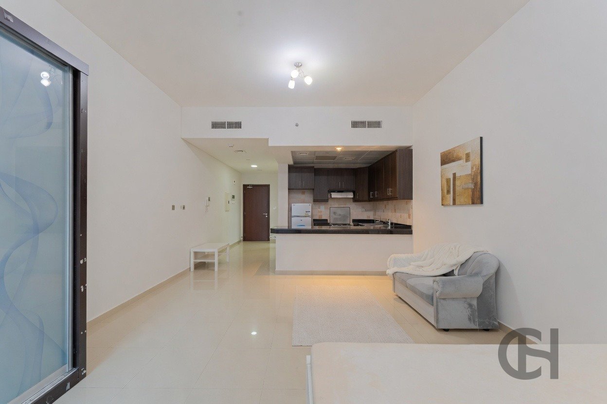 Partly furnished studio apartment in C6 Tower Al Reem Island - photo 1