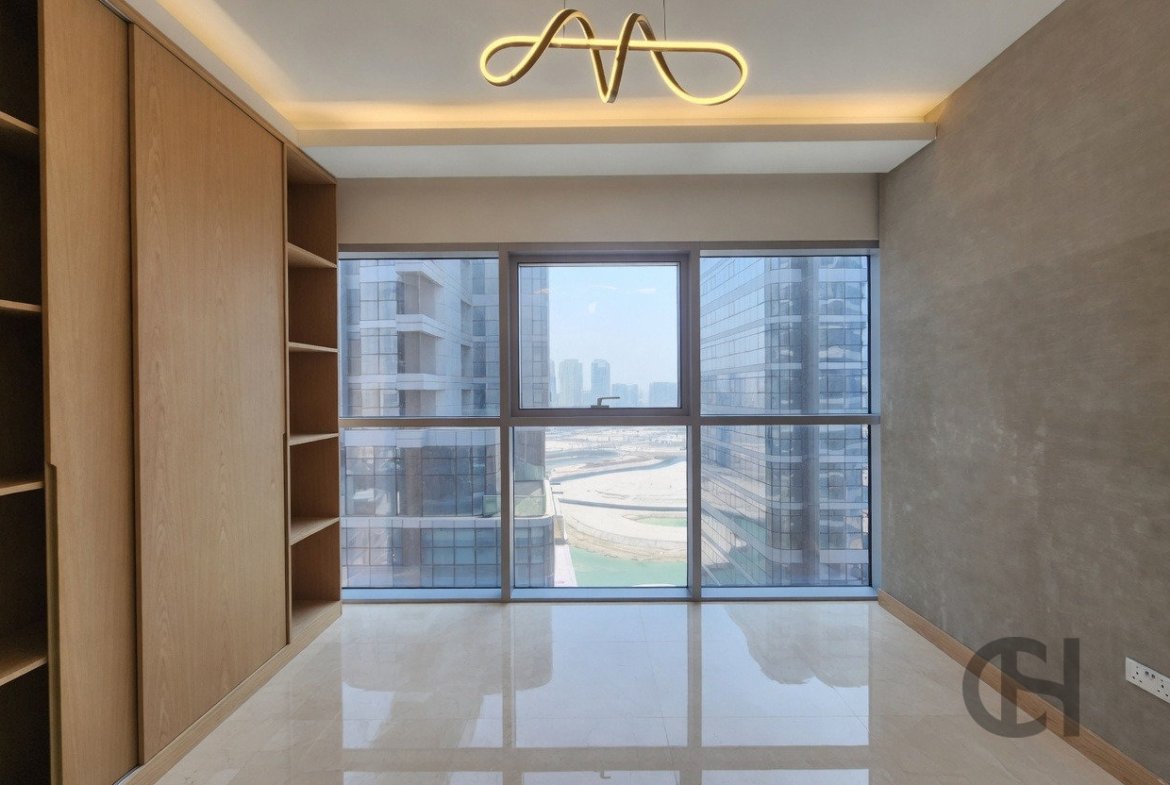 Renovated 3 bedroom apartment with maid room in Radiant Square Al Reem Island - photo 2