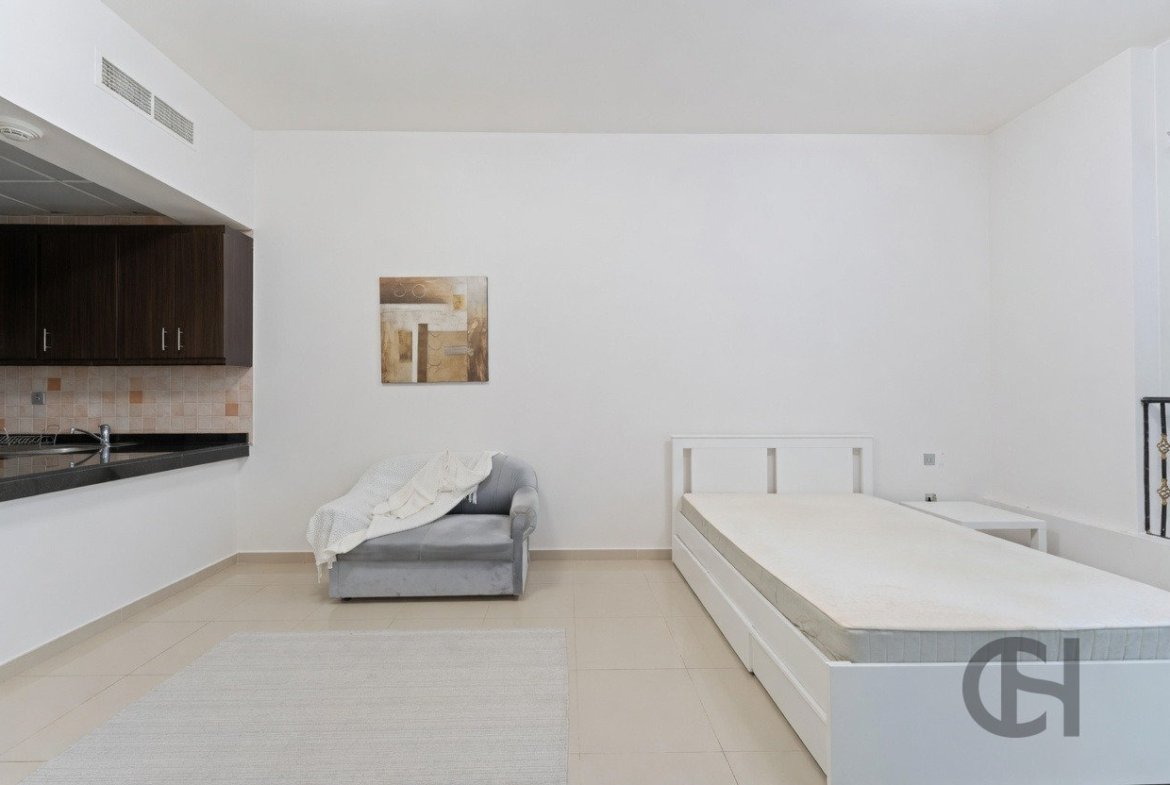 Partly furnished studio apartment in C6 Tower Al Reem Island - photo 3